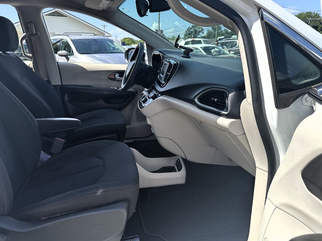 2017 Chrysler Pacifica Image 13