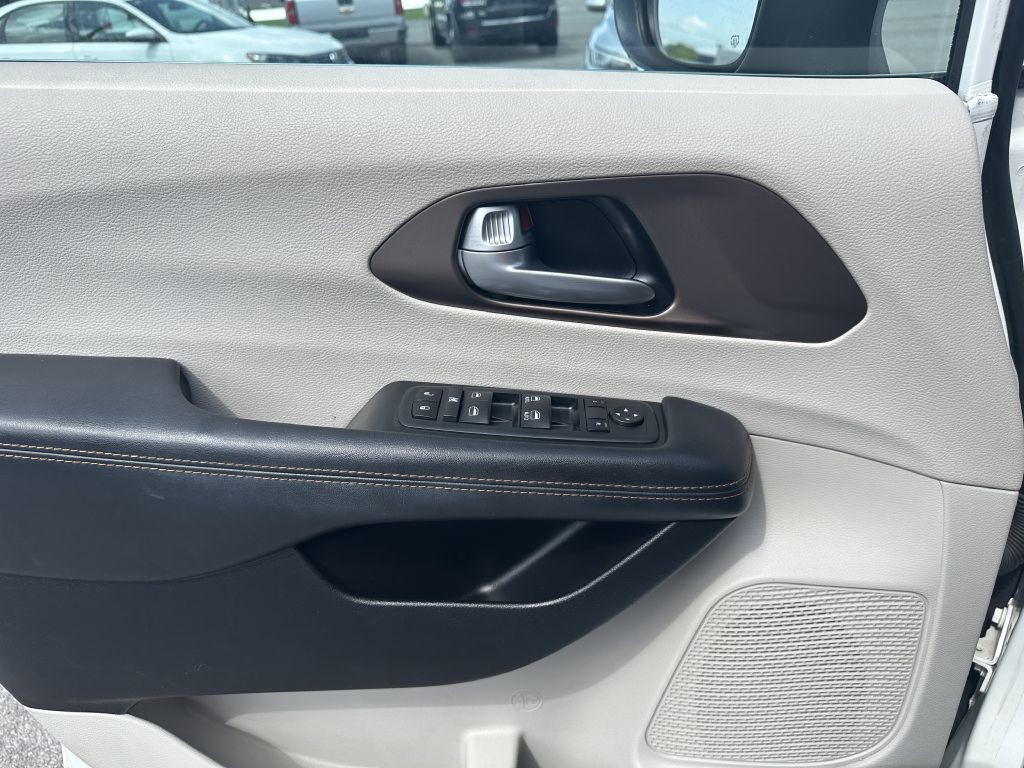 2017 Chrysler Pacifica Image 14