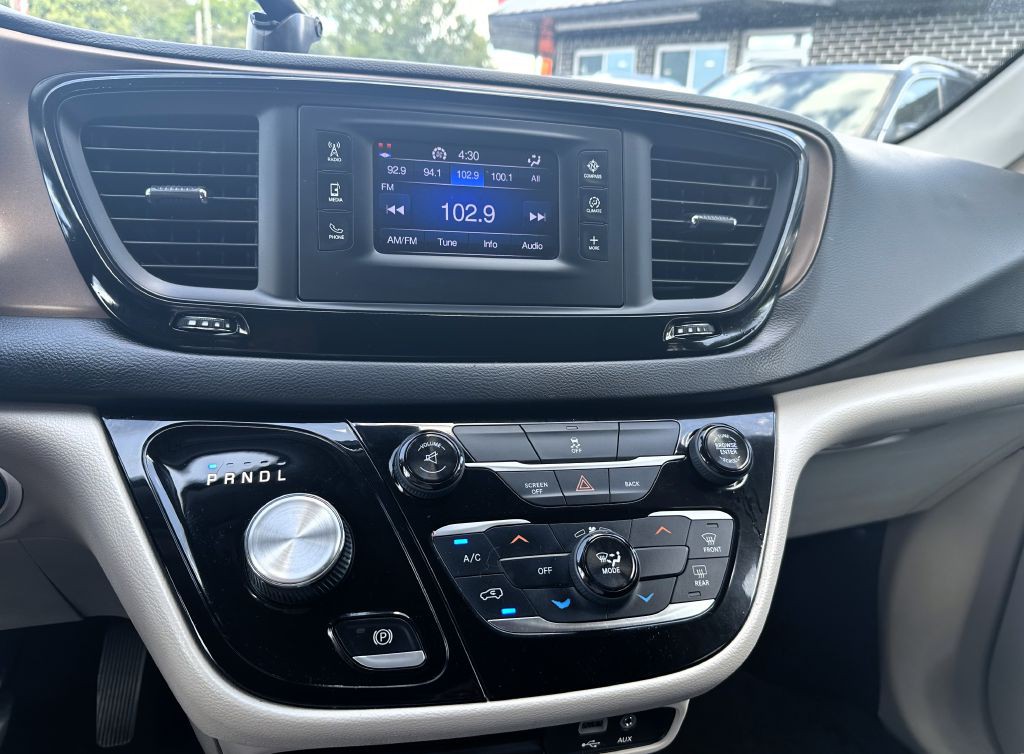 2017 Chrysler Pacifica Image 16