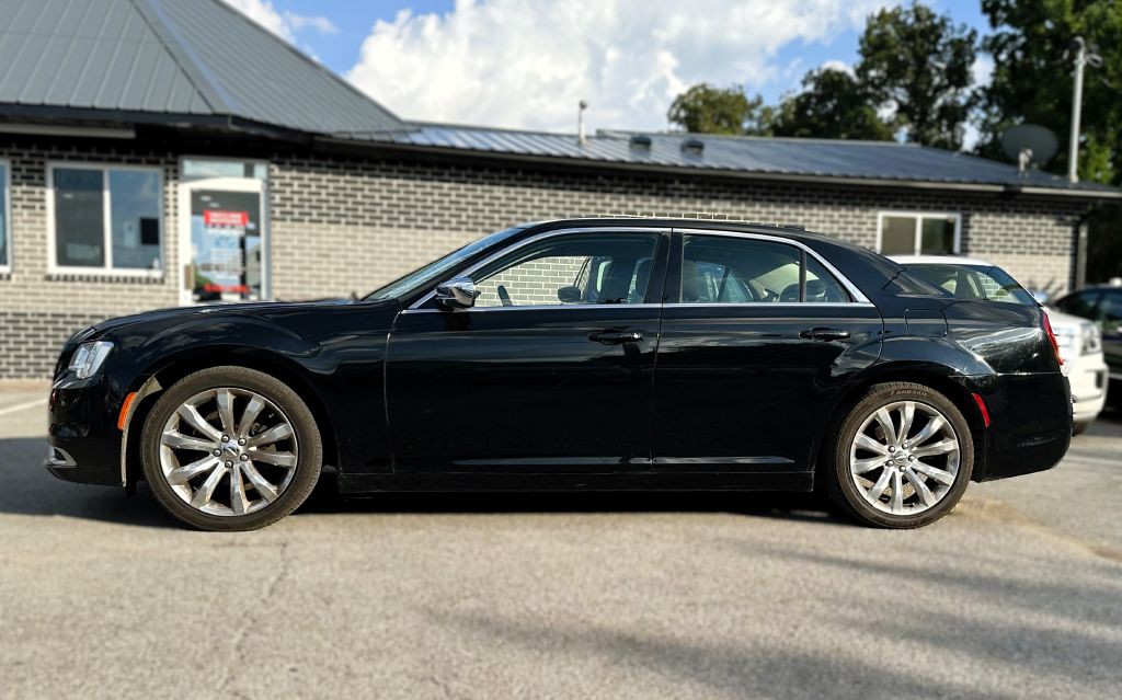2018 Chrysler 300 Image 2