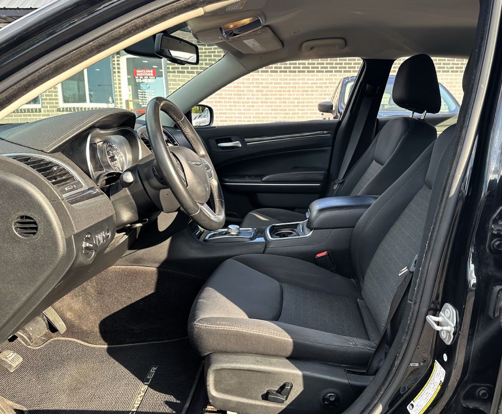 2018 Chrysler 300 Image 4