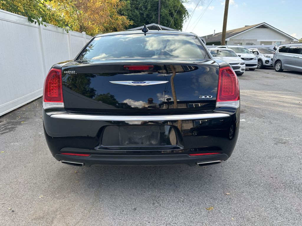 2018 Chrysler 300 Image 9