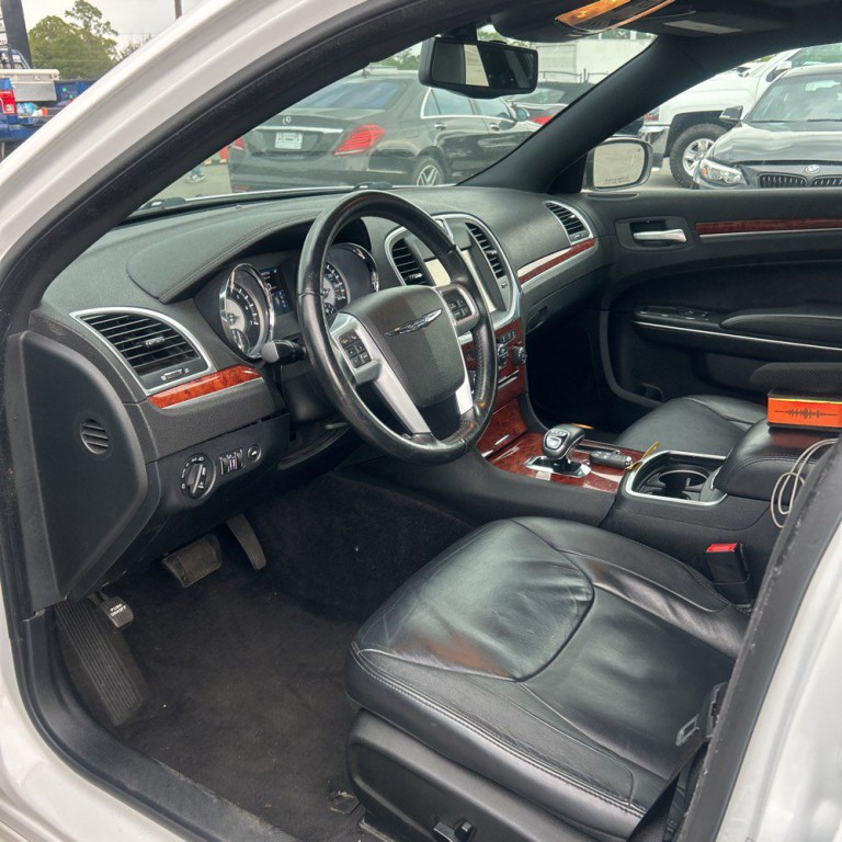 2014 Chrysler 300 Image 2