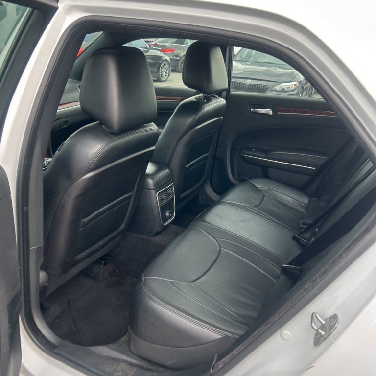 2014 Chrysler 300 Image 3