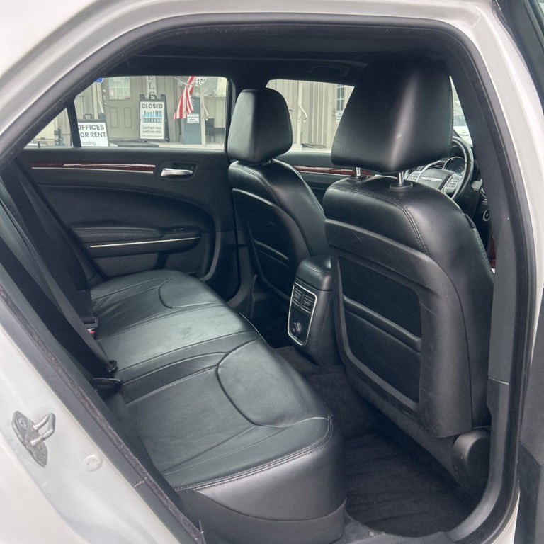 2014 Chrysler 300 Image 4