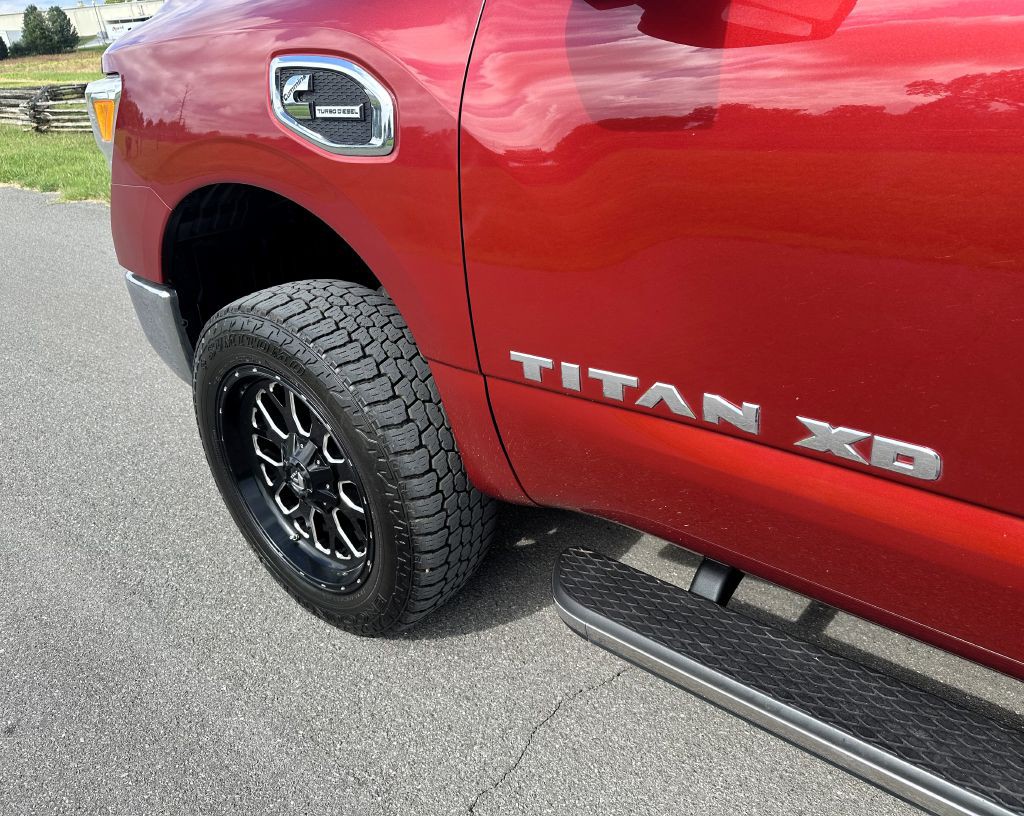 2017 Nissan Titan Image 17