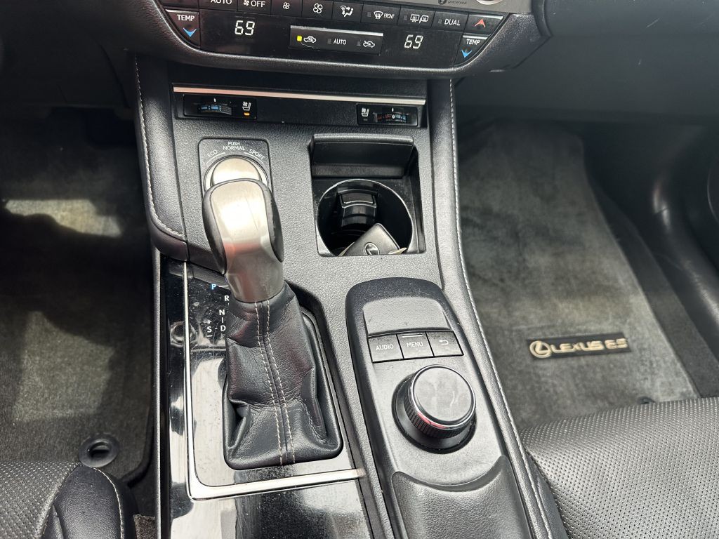 2017 Lexus ES 350 Image 17