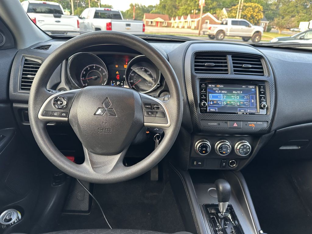2021 Mitsubishi Outlander Image 3