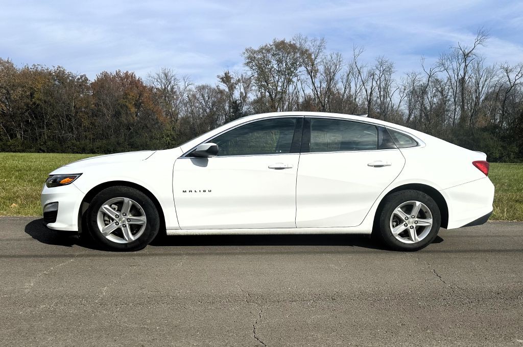 2021 Chevrolet Malibu Image 2