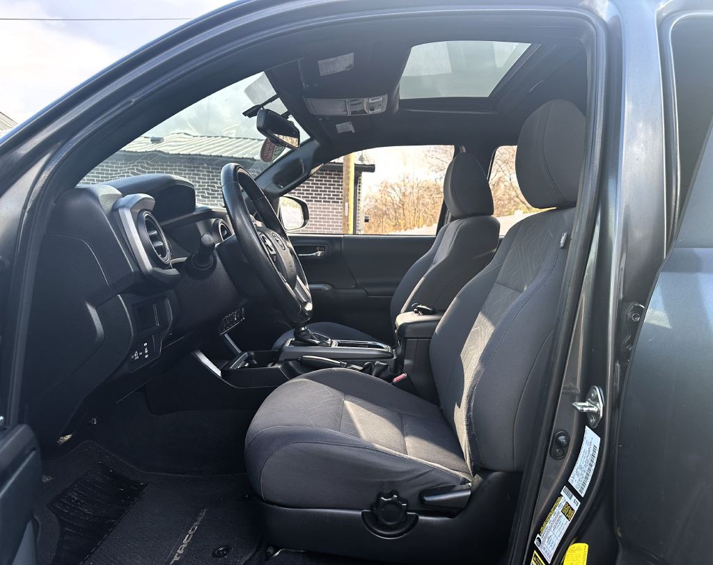 2016 Toyota Tacoma Image 2