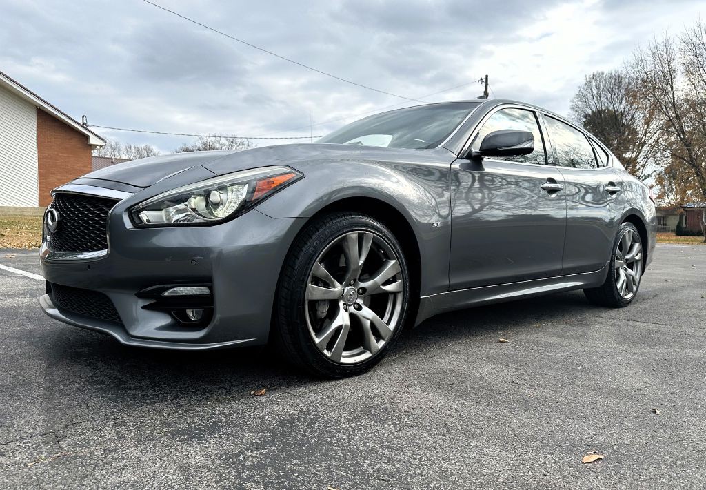 2016 INFINITI Q70 Image 2