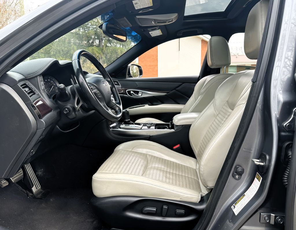 2016 INFINITI Q70 Image 8