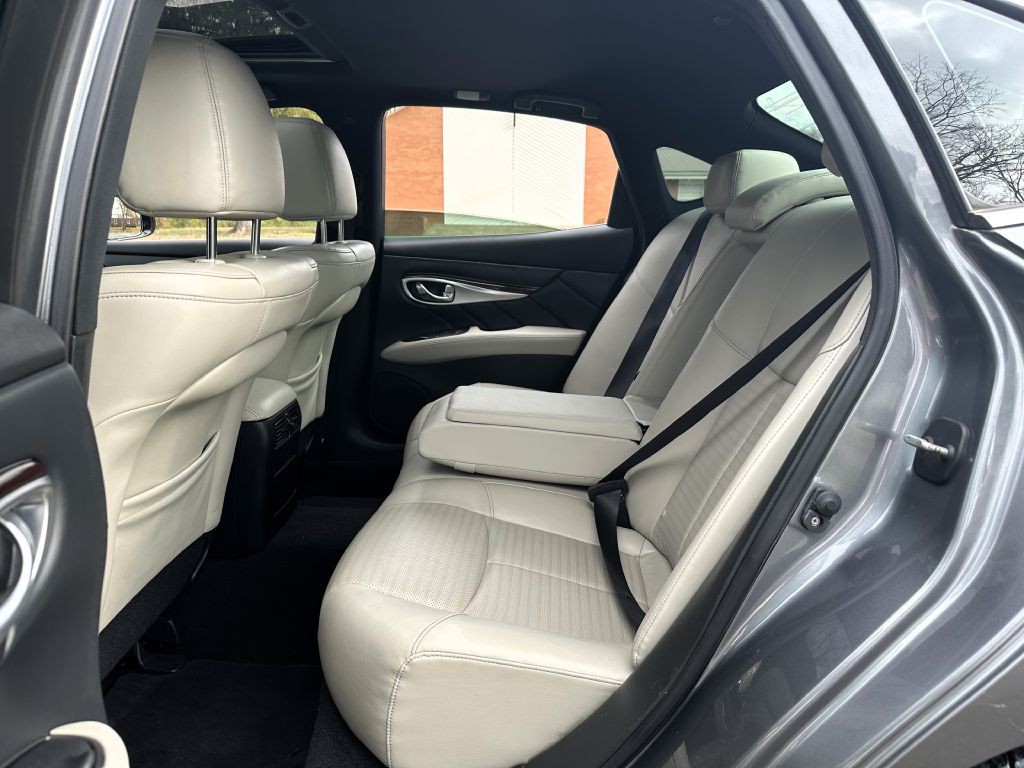 2016 INFINITI Q70 Image 9