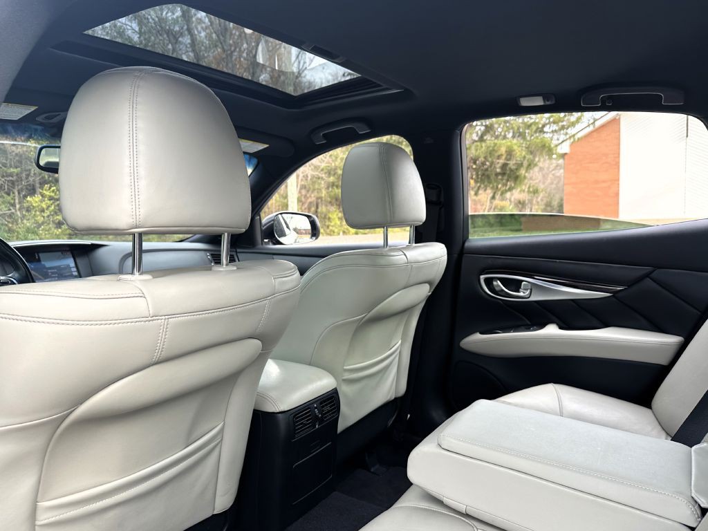 2016 INFINITI Q70 Image 10