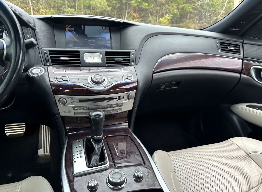 2016 INFINITI Q70 Image 12