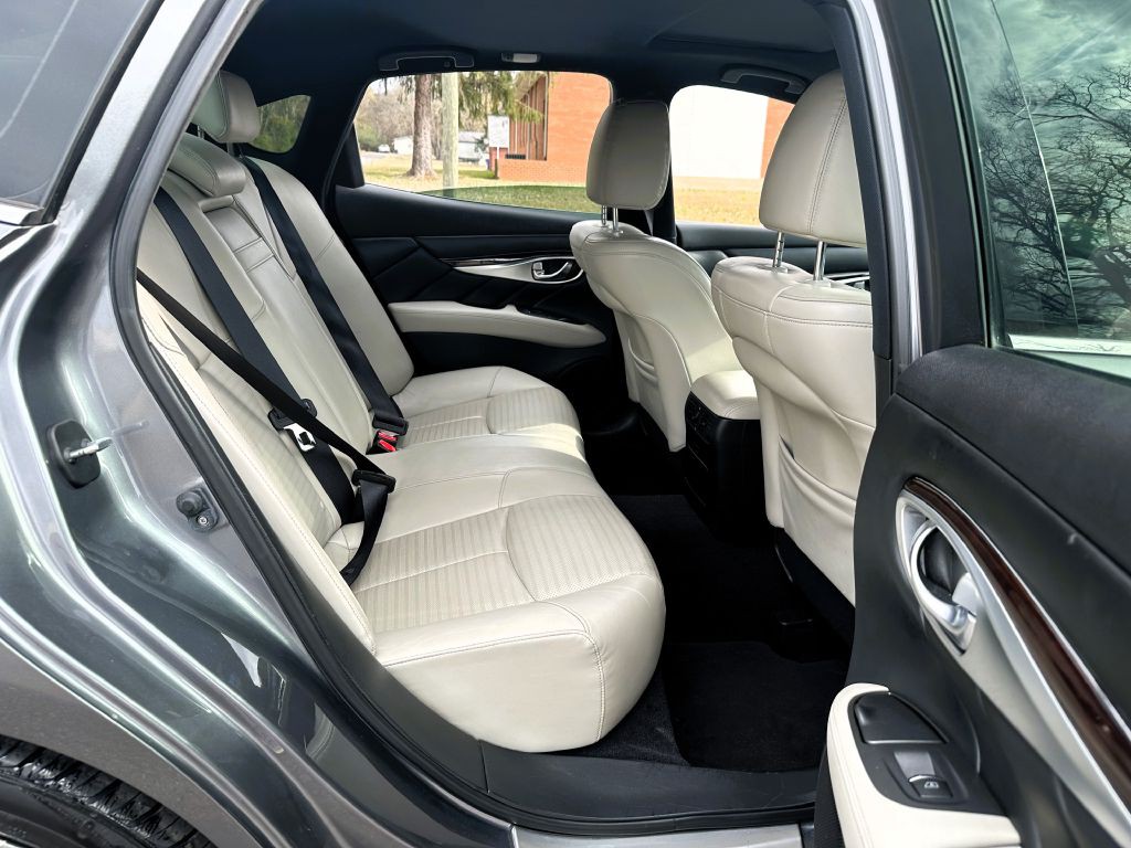 2016 INFINITI Q70 Image 13