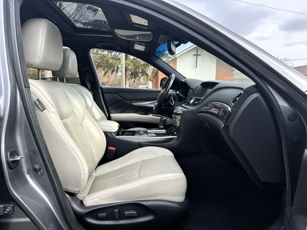 2016 INFINITI Q70 Image 14
