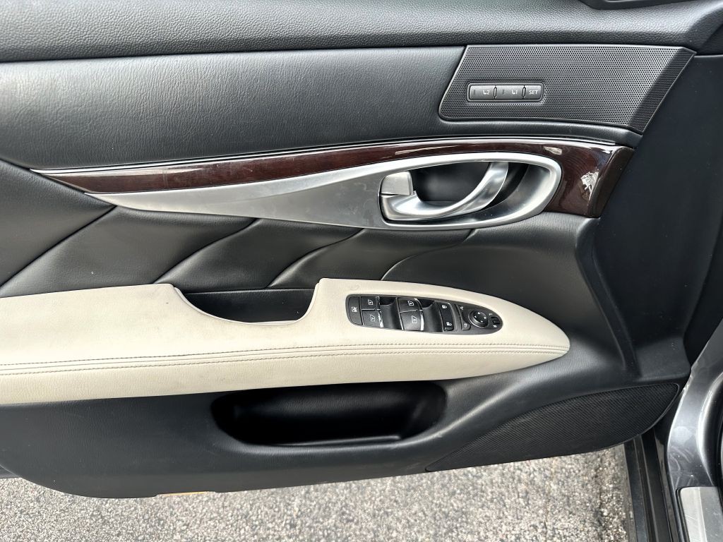 2016 INFINITI Q70 Image 19