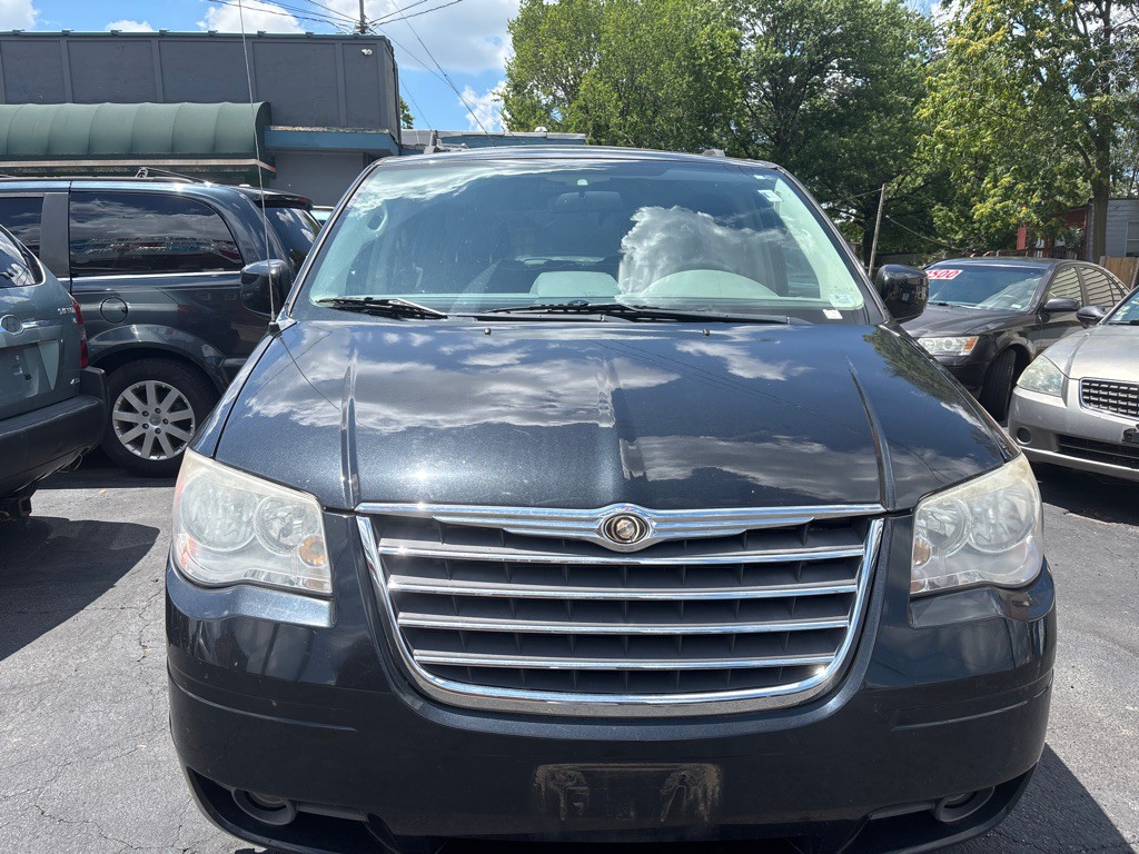 2008 Chrysler Town & Country Image 2
