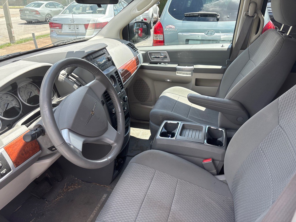 2008 Chrysler Town & Country Image 5