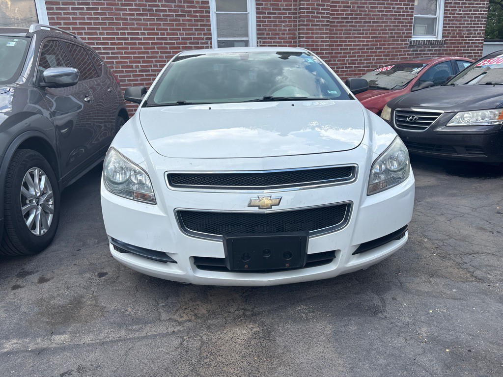 2011 Chevrolet Malibu Image 2