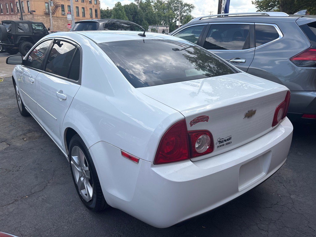 2011 Chevrolet Malibu Image 4
