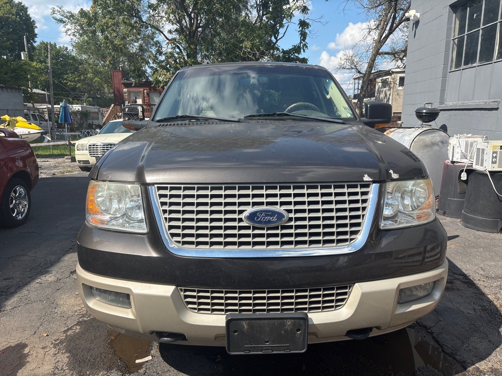 2005 Ford Expedition Image 2