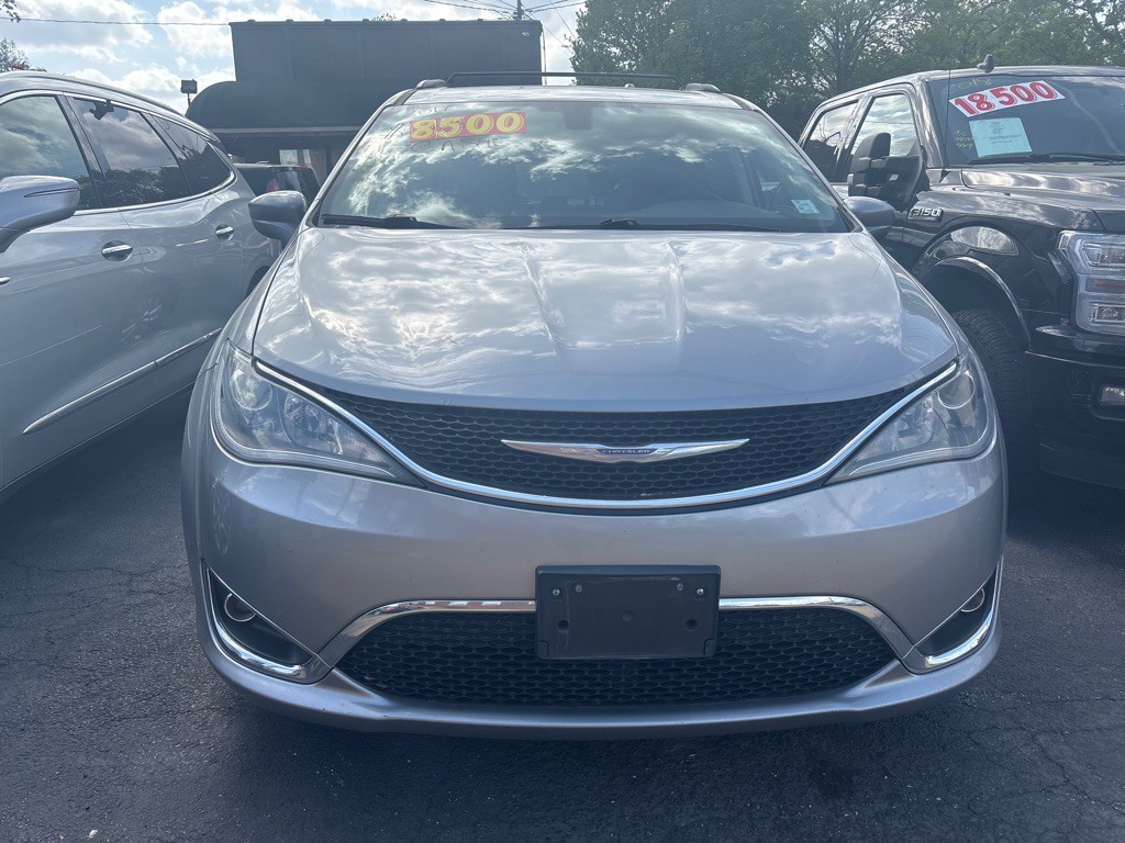 2017 Chrysler Pacifica Image 2