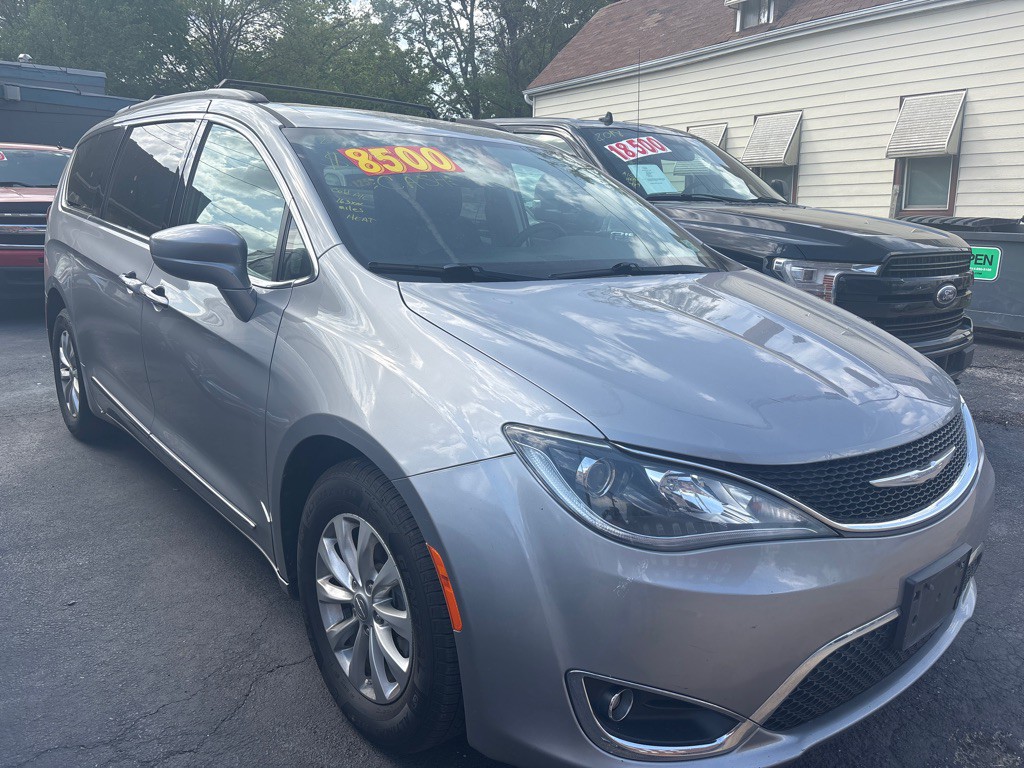 2017 Chrysler Pacifica Image 3