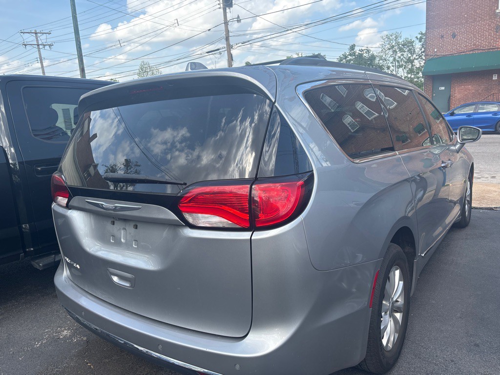 2017 Chrysler Pacifica Image 6