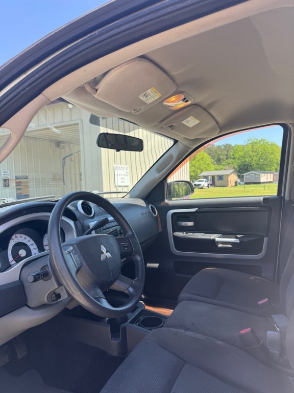 2008 Mitsubishi Raider Image 2