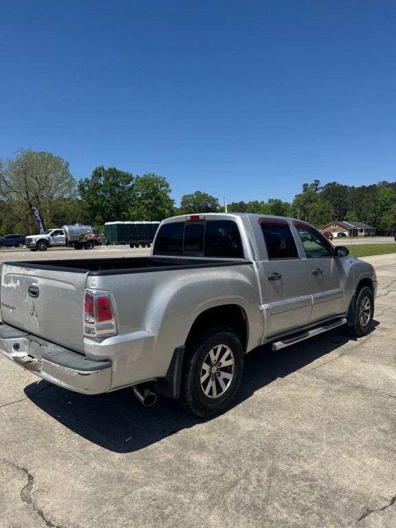 2008 Mitsubishi Raider Image 8