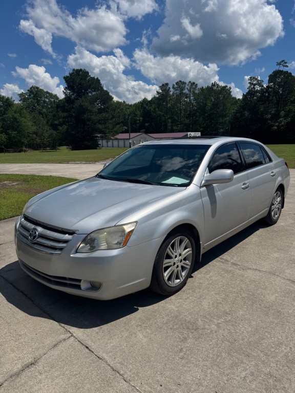 2005 Toyota Avalon Image 1