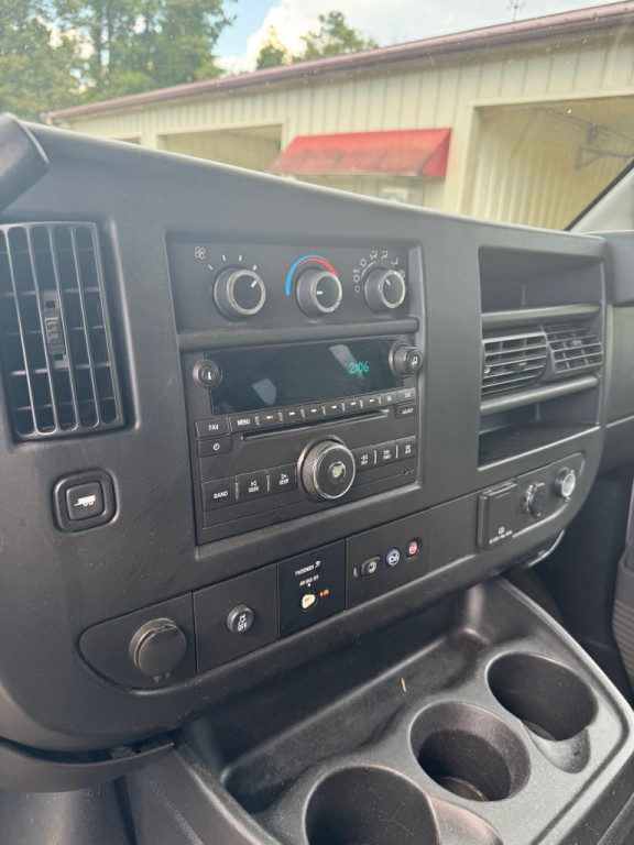 2016 Chevrolet Express Image 3