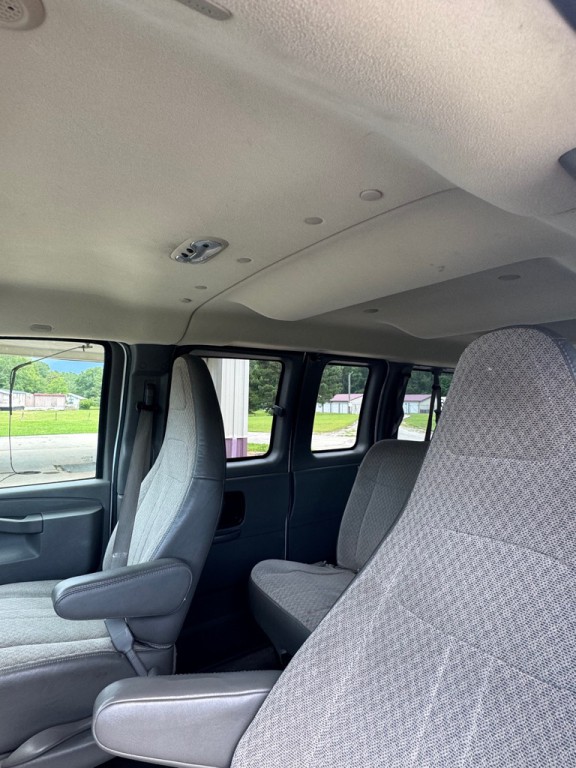 2016 Chevrolet Express Image 6