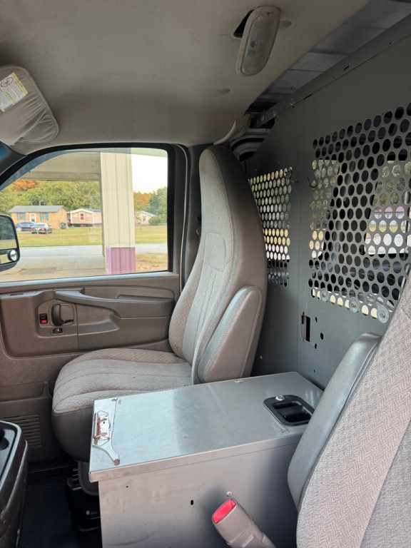 2010 Chevrolet Express Image 3