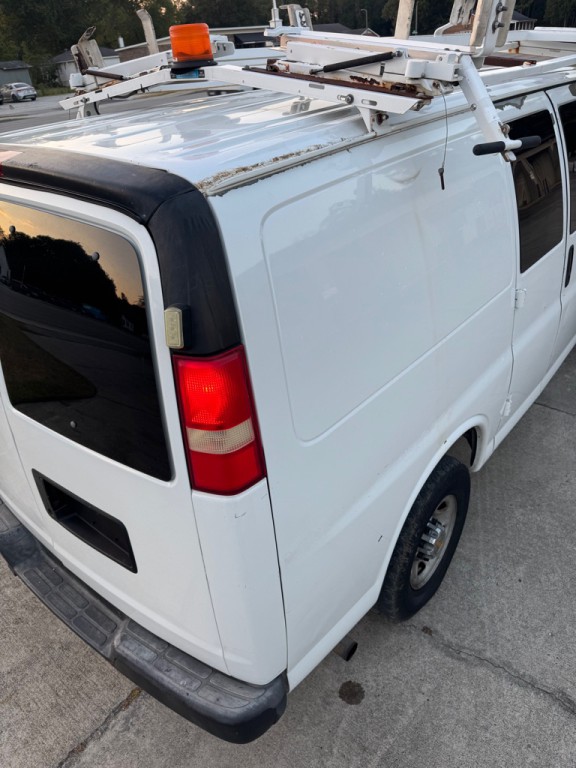 2010 Chevrolet Express Image 16