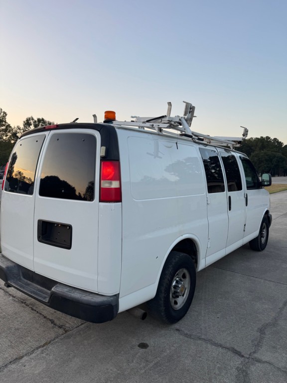 2010 Chevrolet Express Image 17