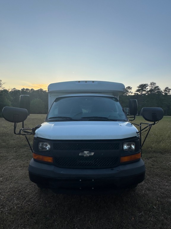 2010 Chevrolet Express Image 2