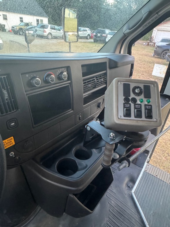 2010 Chevrolet Express Image 5