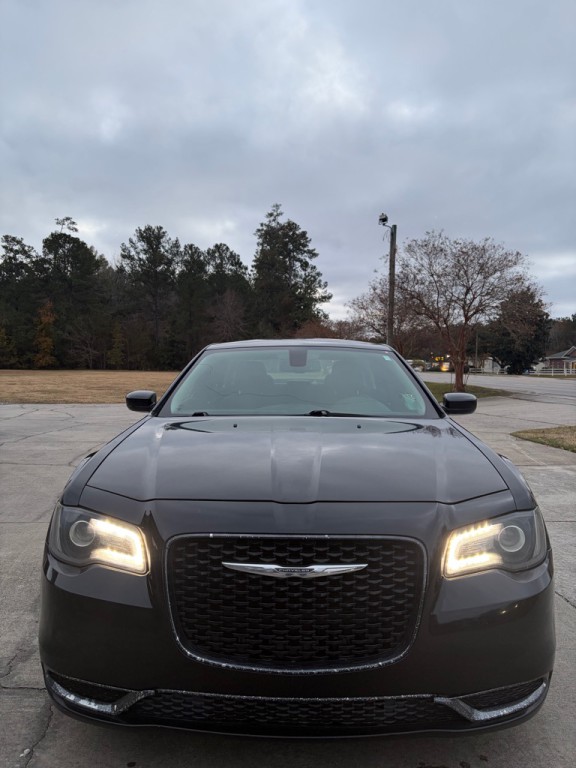 2018 Chrysler 300 Image 2