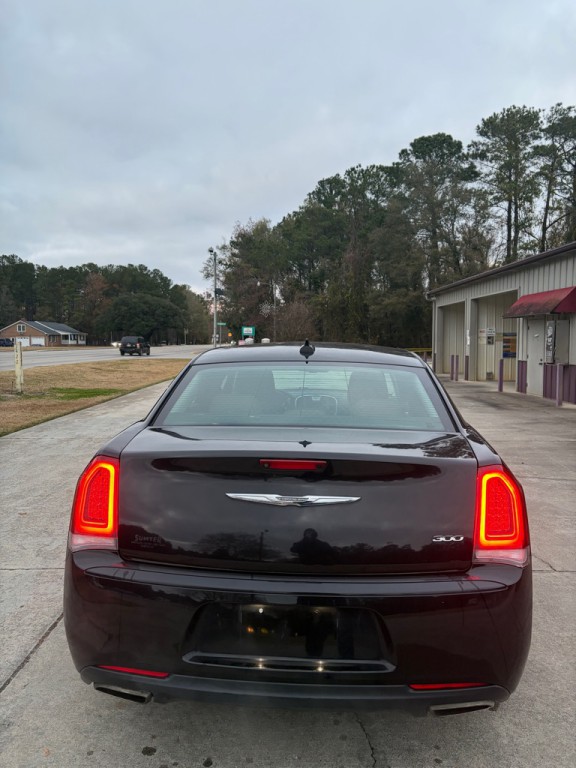 2018 Chrysler 300 Image 9