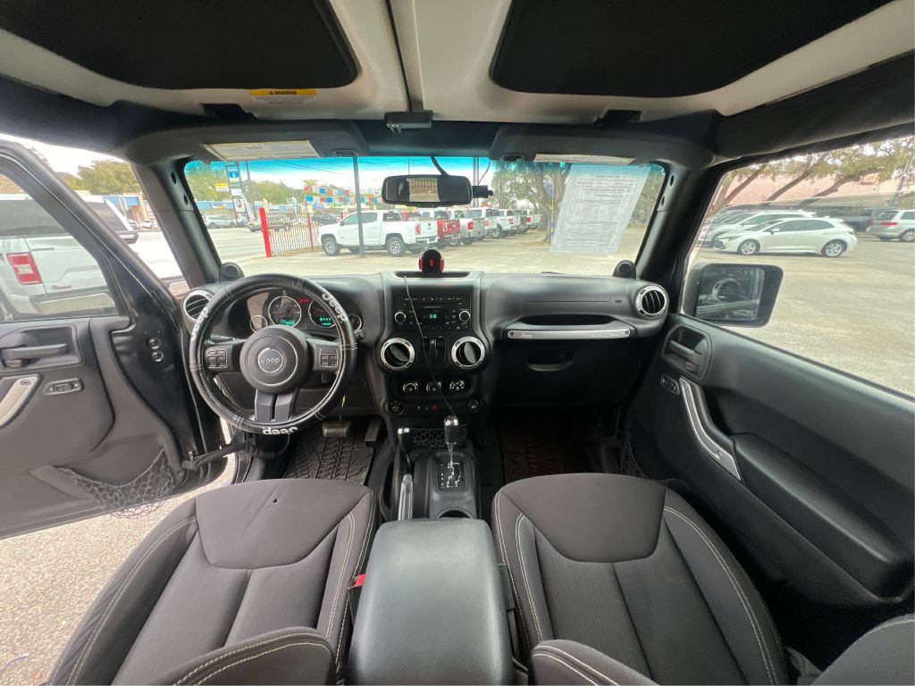 2013 Jeep Wrangler Image 18