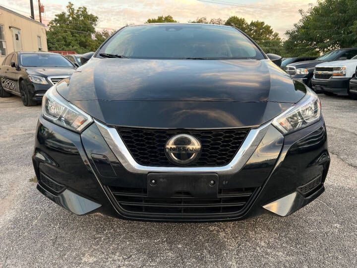 2021 Nissan Versa Image 3