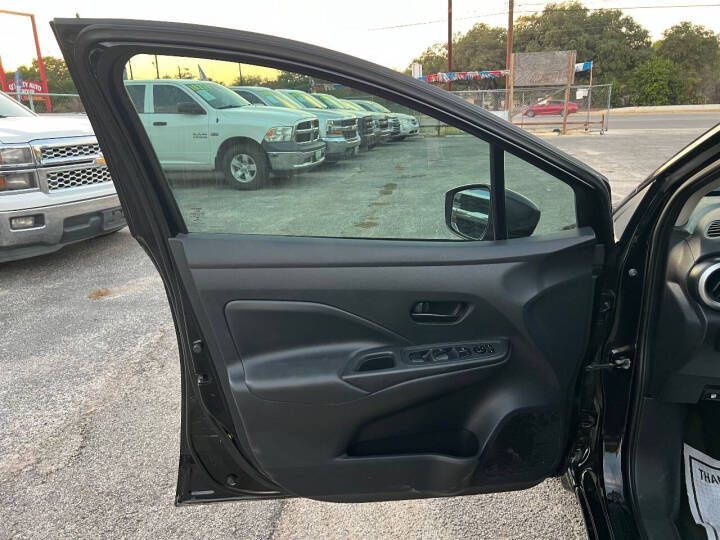 2021 Nissan Versa Image 12