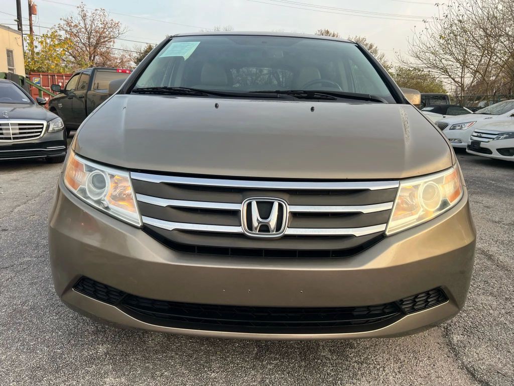 2011 Honda Odyssey Image 2