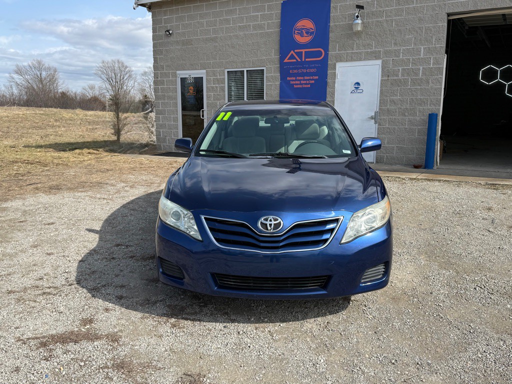 2011 Toyota Camry Image 2