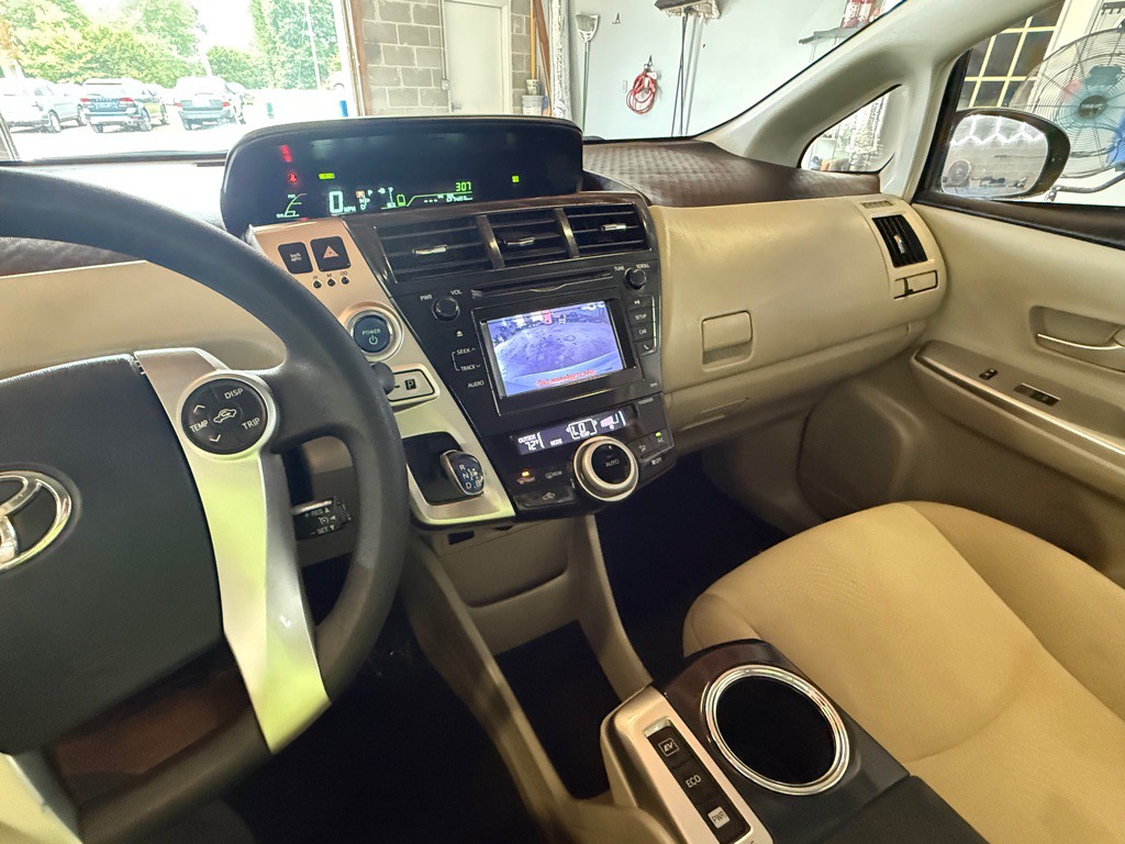 2012 Toyota Prius Image 10