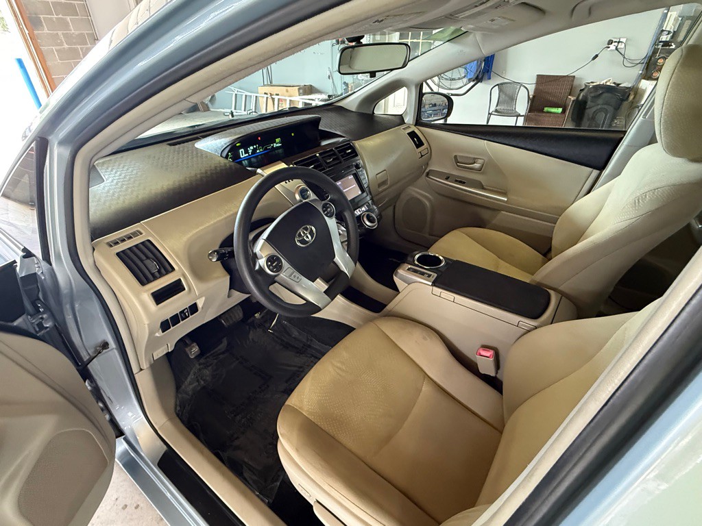 2012 Toyota Prius Image 11