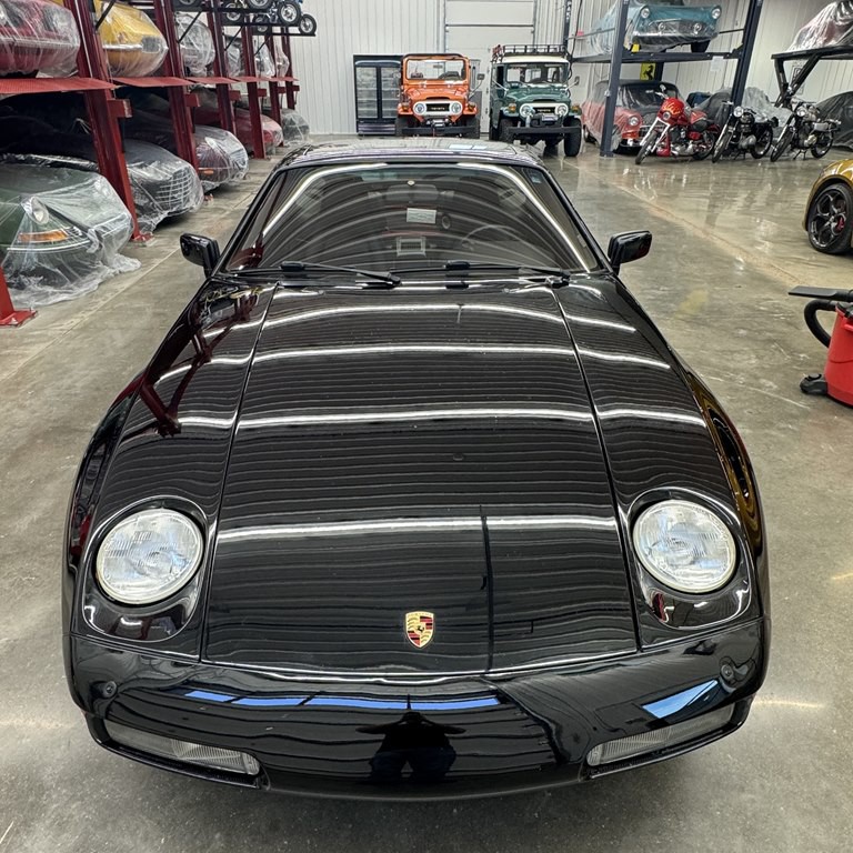 1987 Porsche 928 Image 3